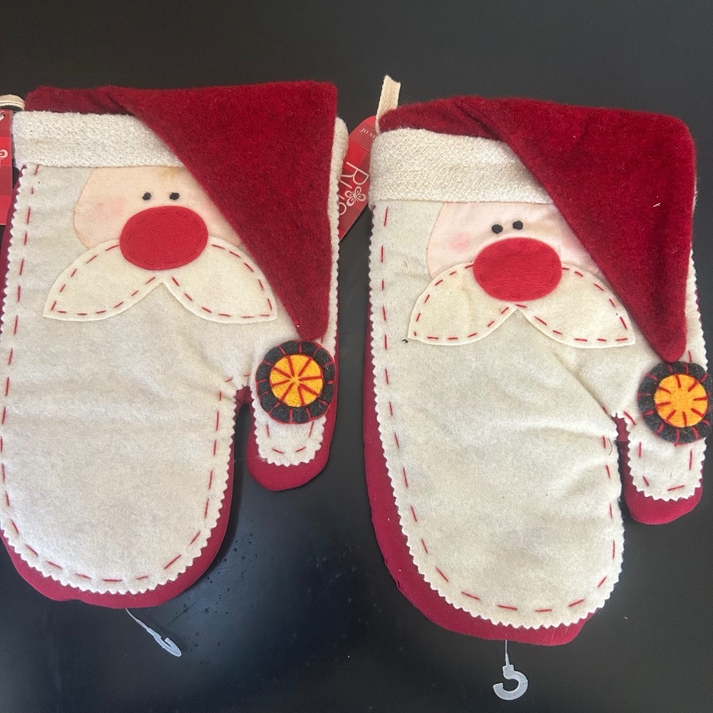 Russ Berrie Christmas Santa Claus Fabric Oven Mitts. (Set of 2) NWT